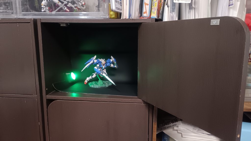 撮影環境と大げさに言いましたが、リビングのカラーボックスで撮影しました。手軽に使えるものがないか、家にあるもので模索していました。カラーボックスに気づいた時は、稲妻が走りました。他に使われてる方いますかね?意外にポピュラーな手法だったりする?