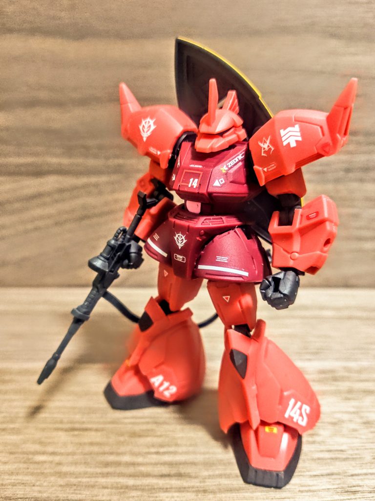 相変わらずデカール無茶苦茶貼ってますね（笑）。良いですか？、デカールなんてものはそこに貼る理由がある、何かの突起やアイテムがあって、それに対して貼ってあげるとリアルなんです、こんなに何でもかんでも貼ればいいと言うもんじゃ、「今と同じだ、、まるで成長していない」安西先生に叱られます。いつものGフレームの良いところですが、色分けは大変満足出来ます。量産型も良いんですが、とりあえずシャアさんの機体を買っちゃうよねと。