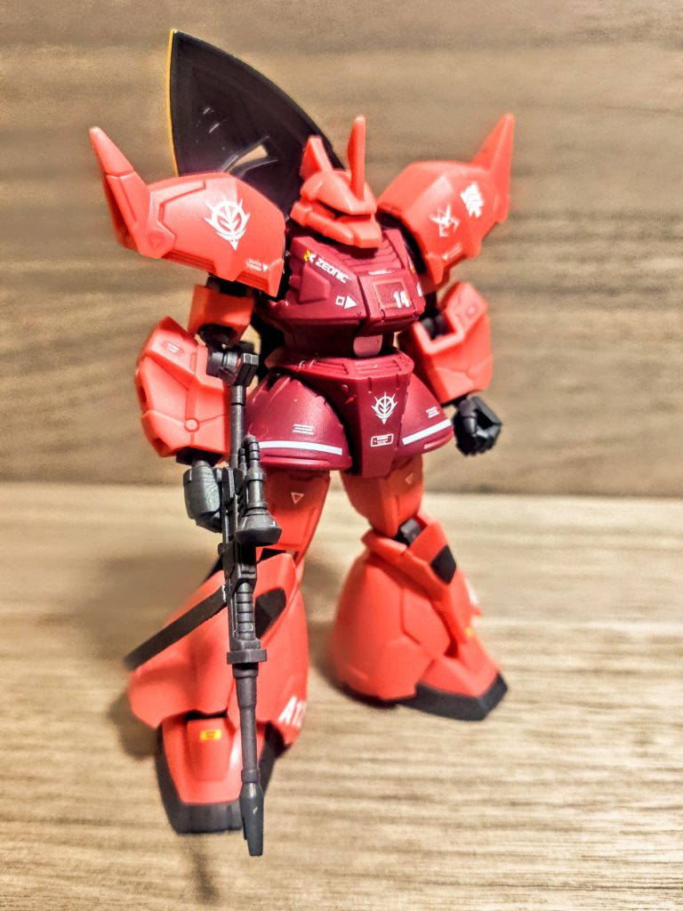 でも賛否両論と言いますか、不人気モデルですよね、これ。ゲルググにしてはほっそり、そんな声をよく聞きます。Gフレームはアレンジ的には太くマッシブでゴリゴリのルックス。モールド、パネルラインの追加含め、なかなかワイルドになりがちですがこちらは細マッチョのクール路線。格好良いと思いますが、確かにゲルググにしてはスマートかもしれません。私としては、傑作機なんだから、丸いのはドムだけで十分だっ（笑）。と言うか、与えられたものを全てカッコイイと思ってしまうタイプです。