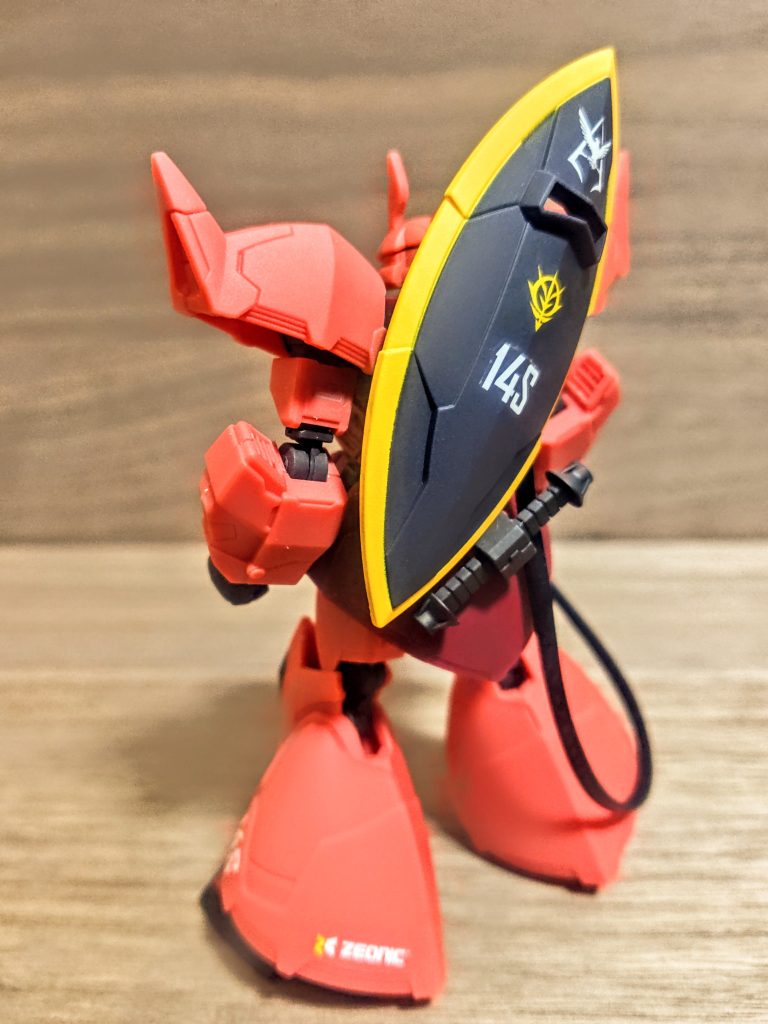 設定ではジオニック社のザクⅡの後継機。ジオン次期主力モビルスーツの開発で生まれた傑作モデルなんですよね。開発に手間取り、その間ツイマッド社のドムや高機動型ザクⅡで繋いだりして。最終的にはギャンとの競争でこちらが選ばれましたと。なかなかの設定です。こういうのはワクワクしますね。確かジオン開発部の3社のいいとこ取りだったような。ガンダムとも張り合えるほどのポテンシャルで、そしてそれが量産型なんて事になれば戦局を引っくり返せそうですが、生まれてくるのが遅すぎた傑作機、というところでしょうか。