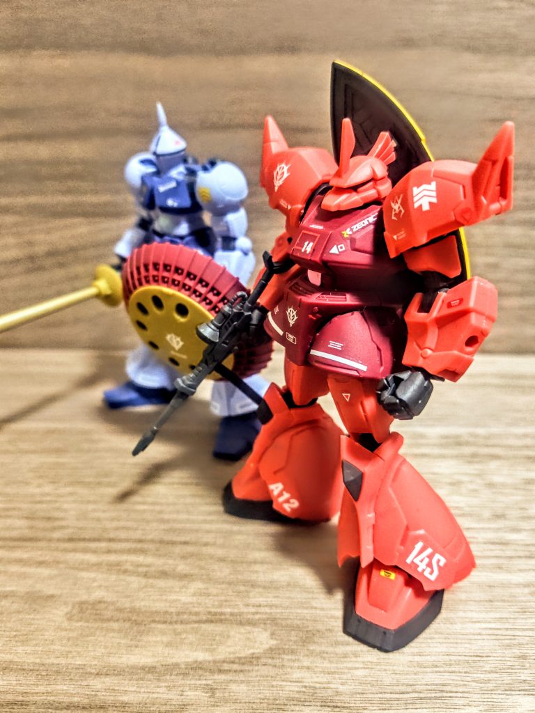 いやぁ、全然大丈夫ですよ、格好良いです。ゲルググなので薙刀なのかなとも思いましたが、シールドを背負わせたくて。この機体は縦を手に持たせるとちょっと似合わないんですよ。となると薙刀を持たせることになってしまいますが、私としてはライフル1択ですので、そもそも薙刀そのものを諦めるしかないという。まぁ素立ちの美しさを優先、なのでOKです。きっとシールドの下に薙刀は隠れて見えないんですよ（笑）。「って、チラっと見えてるーっ」気づきませんでした。。とか何とか言いつつ今回はここまで。不人気モデルかもしれませんが、私のお気に入りGフレーム版ゲルググでした。カッコイイですよ？、お勧めです。ではまた。