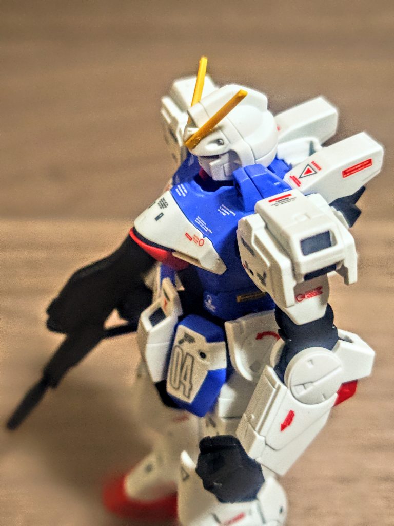 まぁでも本当このモデルは上半身こそが素晴らしいキットです。とにもかくにもそこだけを切り取れば100点。格好良過ぎるモデルに見えます。私もテーブルの上に置いて飾っていますが、斜め上から見ると本当に凄まじい完成品に見えますからね。たいして何もしてないのに（笑）。ちょっとちいさいけれど、そういうものだからそこは目をつぶりましょう。