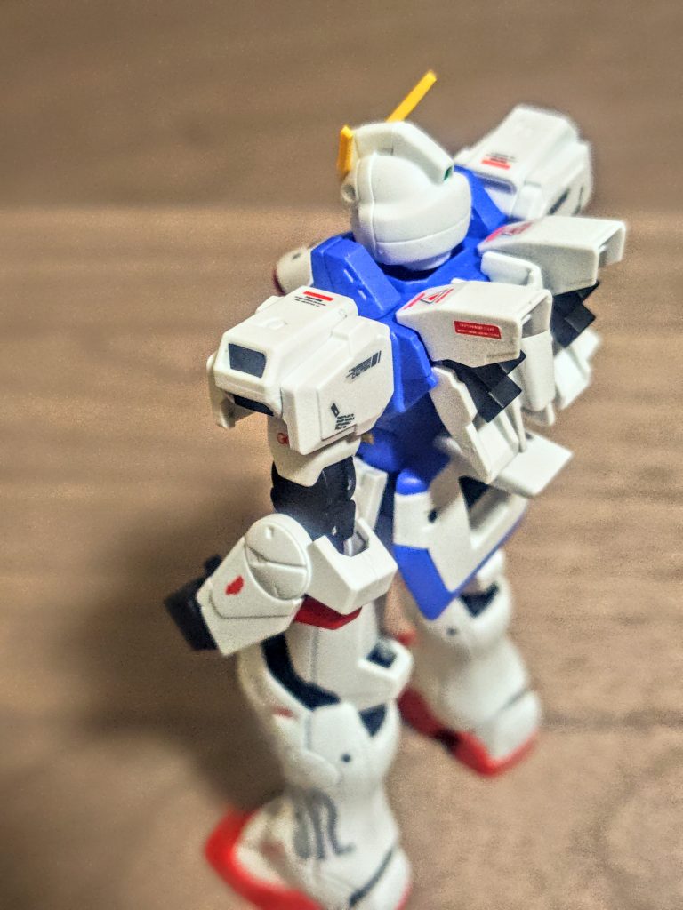 その時に手を加えるべきは、まずはバックパック周辺ですかね。何となくバーニア付近のカバー内側は黒系で塗ってあげてもいいかもしれません。肩パーツも少しだけグレーを加えて2色にするとオシャレかも。RGのような同系複数色の重ねられたパネル表現は、HGでも似せていける気がします。