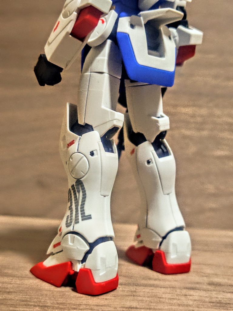 この足のデカールはお気に入りの表現です。大きな文字を曲面に貼るのは難しいけれど楽しいです。しくじるとすぐ剥がれますが。このHGUC版Vガンダムの弱点はおそらく足。前回話した回転軸がとか、足首カバーの構造がとか、それらは置いておいて、「太いです、足首周辺が（笑）」単純にキュッとしてないというか、どちらかというとストンと太いままくるイメージ。なので長靴をはいたように見えてしまう。それをごまかして撮影するとイイ感じに見えます（笑）。