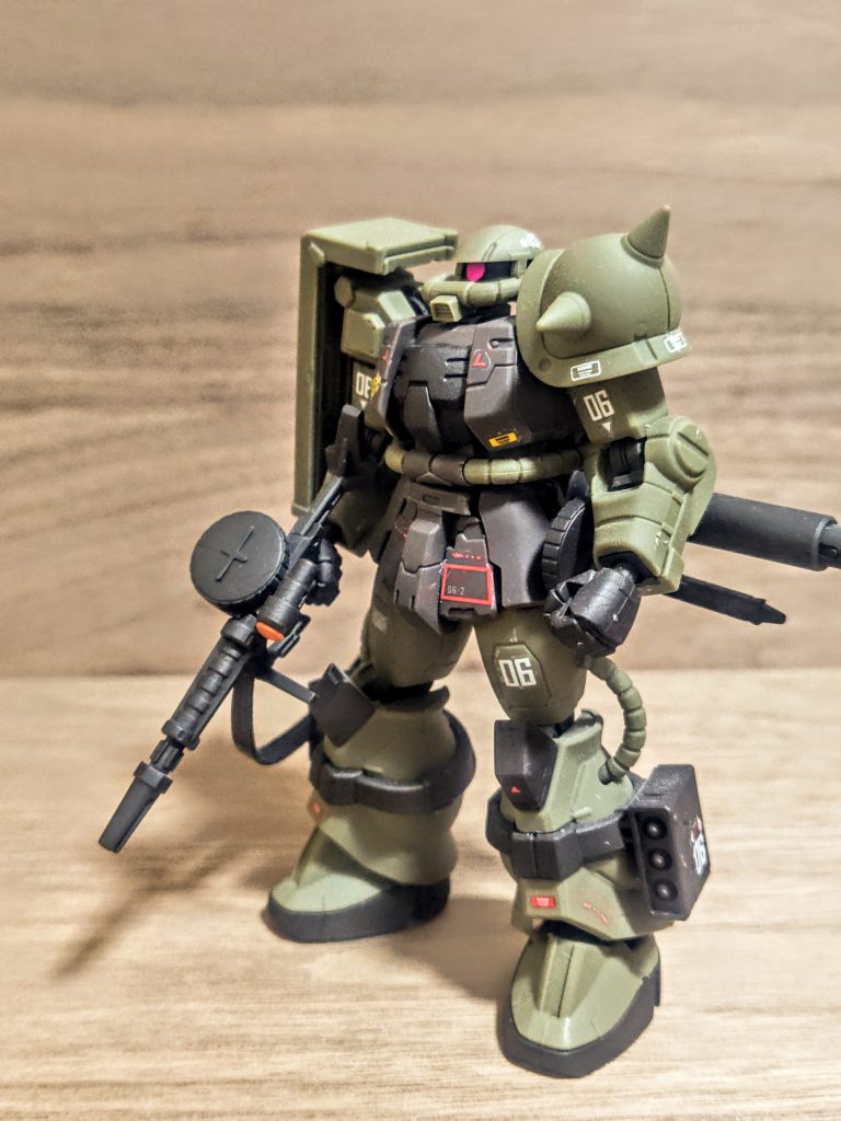 「違います、こっちが太いんです」なるほど、これはまた、あれですね、ワガママボディーってやつですね(笑)。武装てんこ盛りにしています。私としてはザクⅡは武装を積めるだけ積んで、ぽんぽん使い切ったら捨てていくイメージ。その方が一回の戦闘で一般兵が戦闘能力をフルに活用できるかなと。