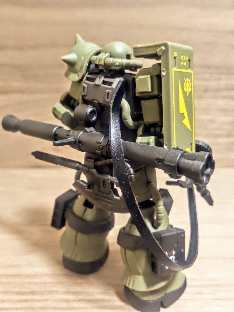 ザクバズーカの更に下にヒートホークを。足にも3連ミサイルポッド。思えばなかなか武器が豊富に詰め込まれていますね。黒い三連星のときもでしたが、ザクⅡにはアイテムがたくさん入れてくれてお得セットみたいな扱いなんでしょうかね、嬉しい。違いますよ?、これは、「それぞれ個別に持たせて複数並べなさい」(→複数買いなさい)そういうことですか、その手には乗らんぞバンダイさんっ。「ザクは一匹で充分だっ」リキッドもそう言っていました。黒い三連星は3つ買ったものね、陸戦型ジムもたくさん(泣)。