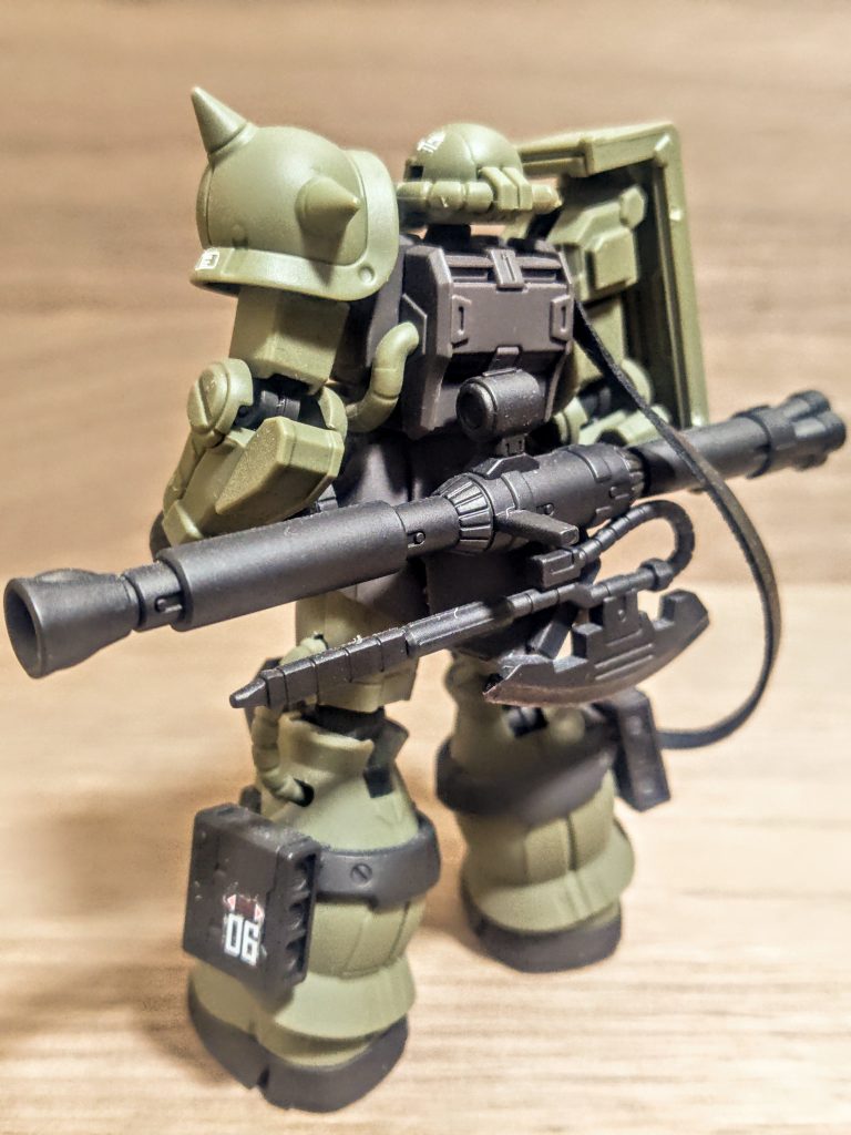 そりゃ欲しいですけど、なかなか売ってないのがね。セカンドハンド店でもGフレームって人気なのかあまりなくて。その昔、私はコンバージを集めてたんです。それはそれは恐ろしい数を買っていましたが、今セカンドハンド店でもあまり見ない。そうなるとプレミア価格になっちゃうんですよね。ガンプラは数が無くて買えませんが、食玩はさらに時期を逃せば買えません。それゆえ、時々見つけたときにいいなと思えば買ってしまう、このモデルもかなり昔に手にしたものです。懐かしくて懐かしくてホコリかぶってる(泣)、だから綺麗にふいてから撮影しろとあれほど。。