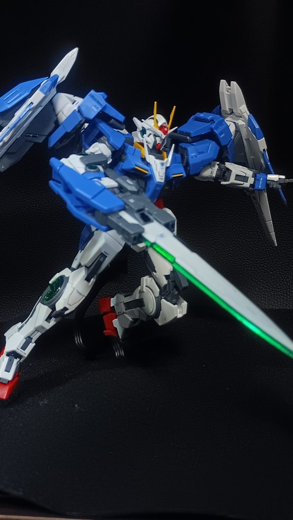 ポージング。GNソードⅢぼけてしまいました。ピントあわせも要練習。