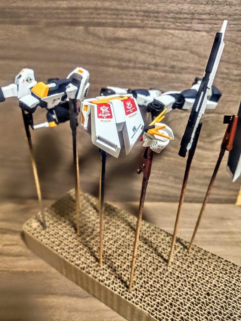 「ちょ、、おまっ、、(爆)」恐ろしいほどの手抜き(笑)。素立ちオンリーゆえできる事ですね、それにしても酷い。ある程度組み立てたままでトップコートです。こんなことしちゃいけません、ちゃんとパーツを一度分解して、それからトップコートするんです。エントリーグレードだからそんなに部品数も多く無いでしょ?、まったくー。ファンネル来たときどうするんですか、ブンドド出来ないでしょ。「来ても素立ちに付けるだけだからいいです」