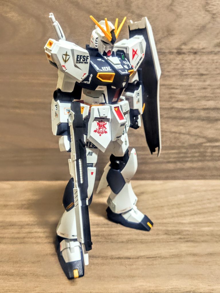 発売されたエントリーグレードとしては3番目の商品ですかね。初代ガンダム、私が作りまくってきたストライクガンダム、そしてこのνガンダムがその後に発売されたはず。今だとこの次にウイングガンダムが出たんですよね。まだ私は買っていませんが、ウイングガンダムも美しいルックスです。HG版よりクオリティはアップしてるのかな。私はそっちが欲しいんですが、まぁ順番待ちですね。