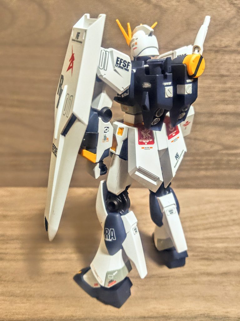 当然ライバル機もまた美しさを持ったサザビー。赤い機体と白い機体が戦うんですから、見る側は燃えないはずがないわけです。サザビーも作りたいですねぇ、結構見かけますよね、HG版。あれもまた、赤の色をどうするかで変わる気がする。「成型色で行く?」(まるで成長…以下略)そして変形というか、可変モビルスーツの時代の次は大型化。このνガンダムもサザビーも大きいんですよね、つまり、「組み立てる時に大きいは正義」年寄りにはありがたいんですよ、いや本当に。RGだと精密なんで大きいのに小さい部品ばかりという、ありがたくも苦しい喜びが待っています(泣)。