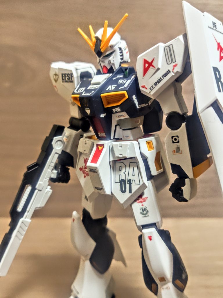 今回は少しだけ墨入れ。元々のキットの線の彫りが深いんで、本当に影になってくれるという意味でそこまで入れずともありかなと。(技量不足と手抜きです)胸の下、少しだけグレーの層を足しています。超お気に入りの味付けなんです。腰のカバーにもデザインチップを。この辺りはストライクガンダムで良い感じだなとこれまでやってきたので、そのまま継続。RGのような精密感や情報量を増やしたくて、精一杯の抵抗ですね(笑)。とはいえ、シンプルなルックスのエントリーグレード版(HG版含む)も、バージョンアニメのようでスッキリしていて好感がもてます。青はねぇ、これは本当に難しい。この色は私には塗れませんでした。。完全に黒でシックに行く勇気もなく、かといって、ディープメタリックブルーも少し違うなと。成型色がイメージ通り過ぎて、この部分はHGUC版より絶対にこちらが正解なんですよ。黄色もオレンジよりで非常に美しい。ようはこのキットは本当に素組みで良いんです。これは本当に凄いことですよ。組み立てキットとしても傑作で、これぞガンプラだなと、本当に伊達じゃないです。