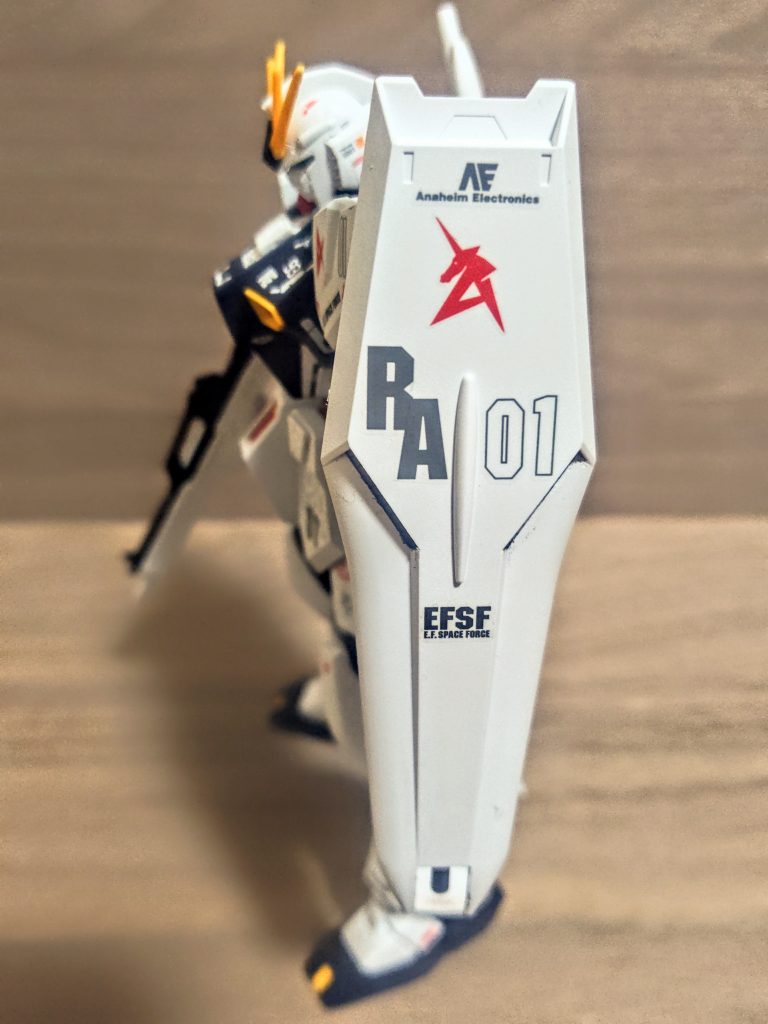 シールドはシンプルに真っ白。初代のシールドも悪くなかったんですが、νガンダムは本当にスタイリッシュ路線のデザインですよね。今回はウラ面をマスキングして塗分けてます。手抜きであっても、何か一つ成長を。唯一今回進歩したのがそこでした(笑)。素立ちで見えちゃうのそこだけなんで、腰のカバー裏とか腰の軸付近はそのまま。(そこが本当は凄まじい色プラ集合地点なので塗りなさいよと)でもエントリーグレードの凄さって意味では残しておくのも面白いかなと。言い訳じゃないぜ??(笑)。まぁ残しておいても良いわけじゃないぜ(泣)。。。