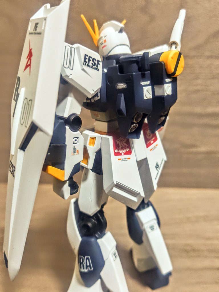 私にしては珍しく背中側もまぁまぁデカール貼りました。何とかしてリアルグレード版に近づけようと(笑)。関節部分等は今回はメタリックブラックでいきました。この色も引き締まるかなと。缶スプレーなので、ある色を使うしかないんですよね。でもグレー系の関節色って、それっぽいのがなかなか見つからない。どの色も個人的にグッとこないので、私の作るものは基本黒系でばかり塗ってしまいます。今回のモデルにはパイプっぽい造形も入っていてここだけ最後にシルバーか何かで塗分けしようと思ってたんですが、忘れてトップコートしちゃいました。