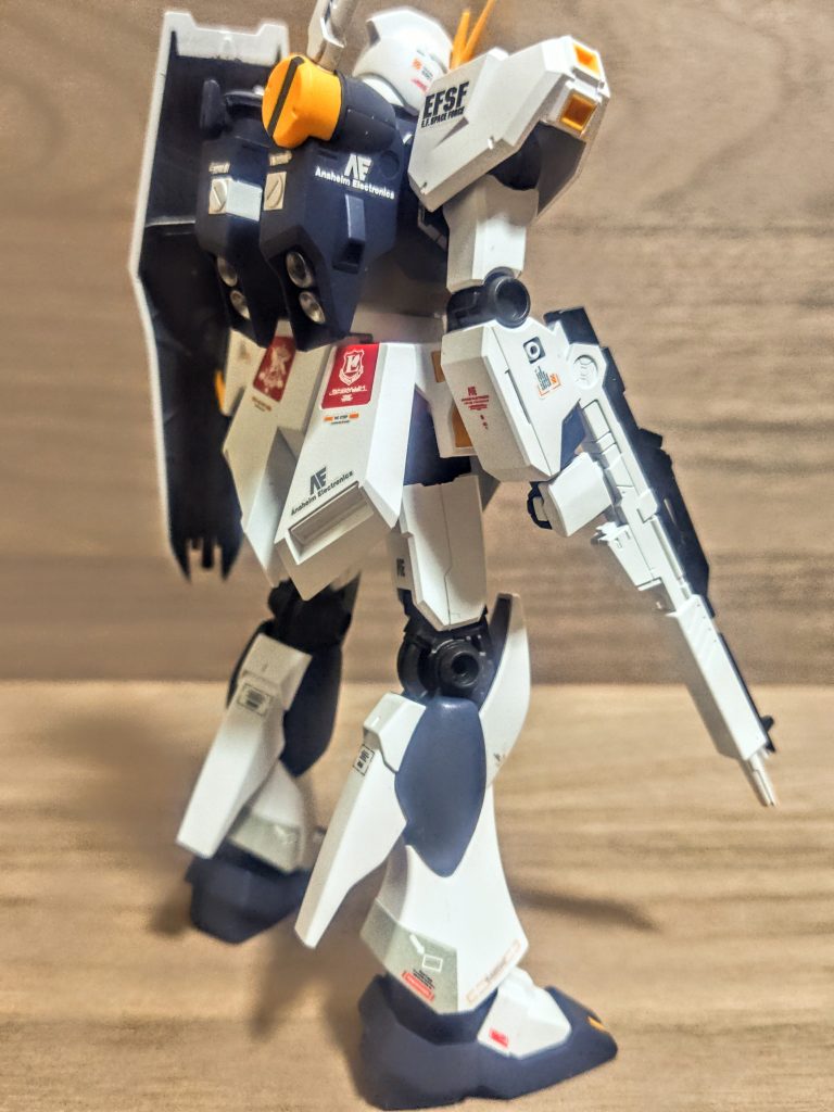 足首付近はグレーで塗装。ツートンにしてます。思えばオリジナルカラーに塗ったストライクにやってることをそのまま本家にしてると言う逆進歩(笑)。そうですよ、少しずつ、1ミリずつ私も成長してるわけです。バーニアはシルバー系、エントリーグレードの泣き所で、別パーツ一歩手前くらいの分割でした。まぁチラッとしか見えないので、見えそうなところだけで押し通ります。(まるで…以下略)ライフルは上部が青だったんで、ここはセミグロスブラックで。