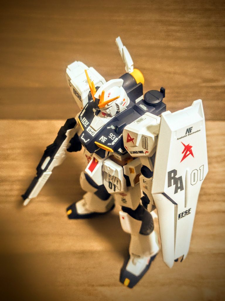 とか何とか言いつつ今回はここまで。エントリーグレードのνガンダムは本当に素晴らしいキットです。ファンネルが発売されるので、先にこちらを皆様もぜひ作っておきましょ。それが監督の言うマントを羽織る新しいガンダムの本当の姿ですから。私は風にたなびくマントにしたいので、ファンネルは片側だけでいいかな。どうやら両方付けることもできるようですよ??。それもまた王様っぽくて美しいかもしれませんね。悪くないです。ウチの更新はストックが切れそうなんで、次回はいつになるやらです。また次の1ミリの進歩時にお会いしましょう。ありがとうございました。ではまた。