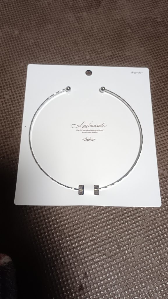 輪っかは、百均の金属アクセサリーに、