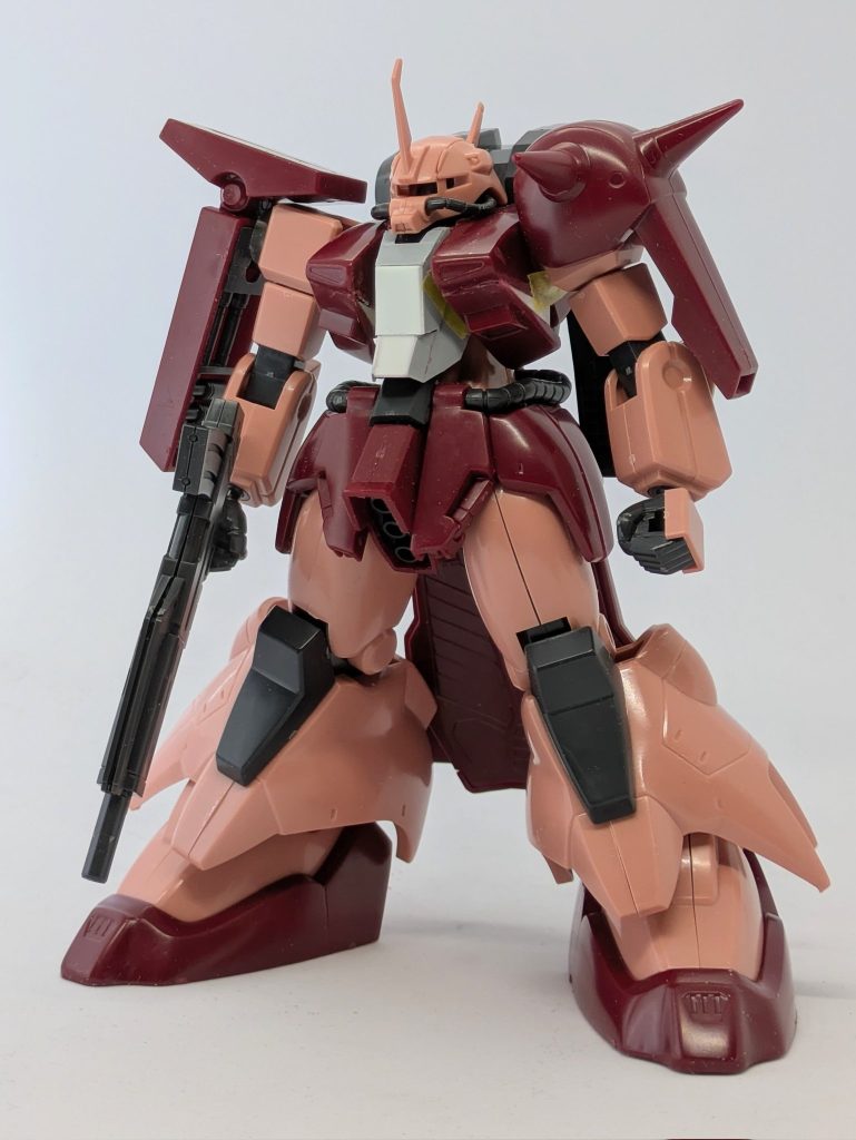 まずは股関節を前進、足首の軸を内側にオフセット。胸ブロックに切り込みを入れて楔状のスペーサーをかましてボリュームアップの下ごしらえ。&nbsp;