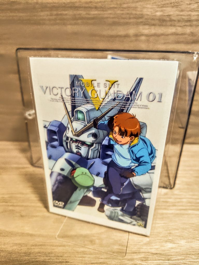 これは当時のDVDのパッケージアートですね。懐かしいイラストですが、無茶苦茶綺麗で良いんですよね。これもラミネート加工して、ダイソーさんのカードスタンドに貼り付けましょう。立たせようという作戦ですね、わかります。それでもって立体的にもしたいものね？（笑）。そっちね、わかるわかる、そのイメージね。