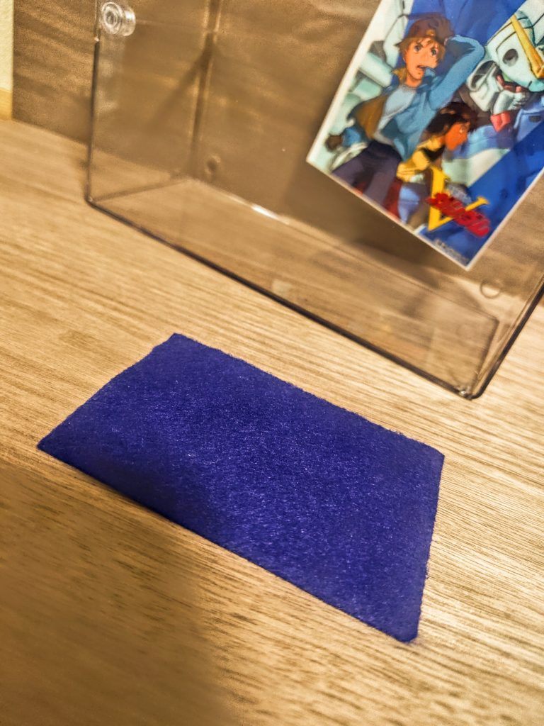 布も確か、あったあった、ありましたよ。ライフルを持ったギャンさんがマントを付けてましたもんね。その余りが残ってました。今度はそれ切りましょ。良い感じに切ってしまったら良いもんね、余ってるんだから使うよね、ロスを減らす工夫だよね。