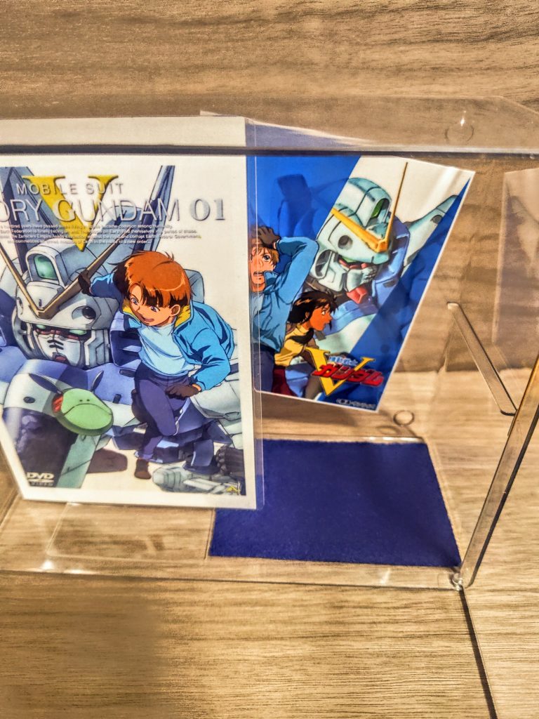 そしたら立体的に配置して、うまい具合にパズルしましょ。楽しいですね、せっかく作ったんだからそりゃ綺麗に飾らないと。こういうのは写真みたいなもの。ポスターですよね、ひとつのイラストなので、「とりま、最終的にガンダムを端っこに置きましょ」それだけでいいんです、ケースの端っこ1/3くらいに置いとけば、とりあえず何とでもなります（笑）。約束された美しさ。