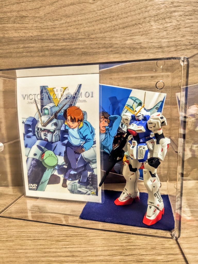 そしたらこうなると（笑）。いいじゃないですか、悪くないですよ。シンプルでいてなかなかオシャレです。ダイソーさん、あの500円のケースも素晴らしいですが、こっちの200円のケースも丁度いいですね。縦にすると大型化された時代のモビルスーツが。横にすると小型化された時代のモビルスーツが綺麗に入ります（笑）。悲しいかな、フィン・ファンネルを付けたνガンダムは入らない予感ですが。というわけで、今回はここまで。皆さんもせっかく組み立てたモデルたち、良い感じに飾りましょ。私も次のやつを買いに行くぞーっ。それではまた次回お会いしましょう、ありがとうございました。