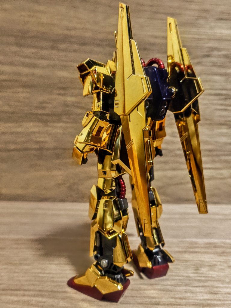 いつものランナー塗装でフレームはメタリックグレー。赤系はメタリックレッド、青系はディープメタリックブルーのテッパンお手軽塗装ですね。ただね、メッキパーツが本当にヤバ過ぎて、とりあえず組みながらすぐに指紋を消してを繰り返します（笑）。常に拭く。ひたすらそれを続けないと途端にくすんでしまって悲しくなります（泣）。そこだけがマイナスポイント、全身メッキなので手袋して作らないといけないレベルなんですよ。