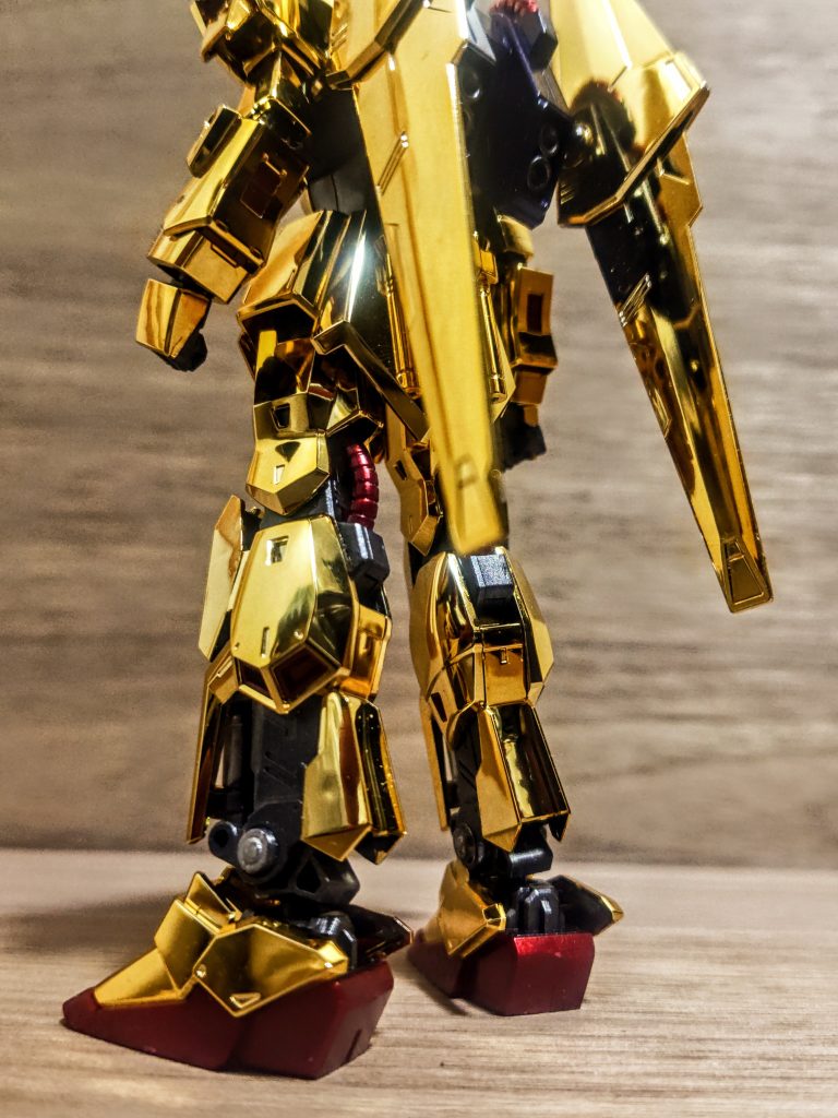 さて、この機体はヴィクトリーガンダムと違って、下半身が魅力的ですよ。まさにセクシー、これはフェチですが、一種のエロス。細いのにメカメカしく、またフレームが露出するのは色の層が増えて非常に美しい。「逆ワガママボディーです（笑）」敵の弾が当たらないことを前提にした設計思想や、デルタ、ガンマ、ゼータの設定は後付が多すぎますがやっぱり楽しくもあり。とはいえ模型としてはこの百式が一番合わせ目や目立つゲート跡が少なくて、この後のデルタガンダムやデルタザイン等、メッキシリーズで一番うまいこと出来ているはずです。やはりこの百式こそがベストモデルでしょう、悩んだら「本家」のこれです。