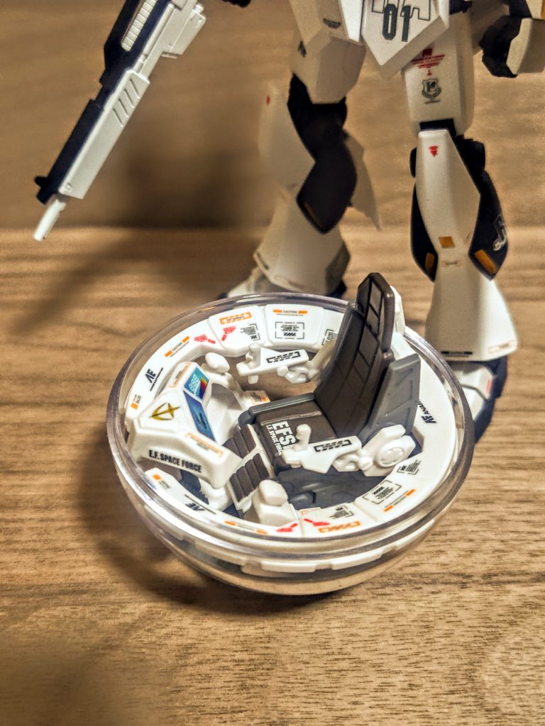 それがこれです（笑）。ABSって書いてたんで塗装が難しそう（泣）、たまたま白が当たったんでそのまま、「νガンダムのやつっぽくしていこう」と。まぁ、アナハイムと地球連邦のデカールを貼ったらあとは適当です。脳内変換です（笑）。ちゃんと箱版でも中にガチャポンのカプセルは入ってるんですよね、ってそりゃそうか。艶消しトップコートだけ吹いてます、もうちょいテカテカしていました。その辺りはあくまでガチャポンなので。