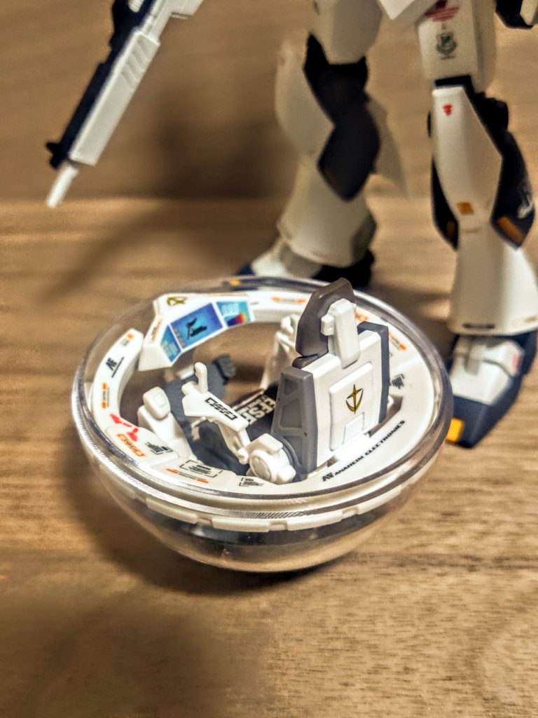 なかなかのアイデア賞な玩具です。カラバリは他にも黒やシルバー、緑とかもありましたか。カプセル側も赤とか、面白いですよ。もちろんガチャポンだし、箱版もブラインドボックスなので何が当たるかは運です。「当たったやつからイメージ出来るガンプラを後から買うという逆スタートも可です（笑）」私は赤ならサザビーを一緒に買って帰るつもりでしたが、白だったのでそっちはまだ我慢してます（泣）。