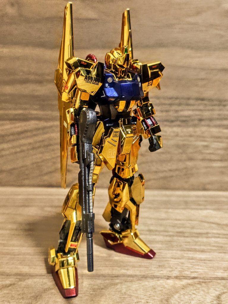 ライフルはガンダムマーカーのメッキシルバーでパイプだけ塗っていますね、この辺りは頑張っています（笑）。あえて金で塗らなかったあたり、当時もそれなりに格好良さを優先したんでしょうね。そもそも今組むなら絶対塗り分けません、単色の方が実銃っぽいからです。