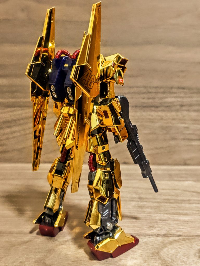 背面も結構なデカールを貼ってますが、それでも控えめですね。思ったより落ち着いていたのかな。今ならさらに倍以上貼ってるでしょう。というかこの頃はガンダムマーカーにハマっていた頃ですね。バーニアや前回と同じく足首の丸いモールドもメッキシルバーで塗ってます。これがまた似合うのなんの。とはいえ、トップコートしないからこそできることかもしれませんが。