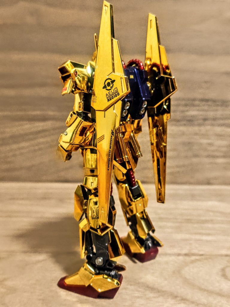 初めて百式を完成させたときも嬉しかったんですよね。メッキゆえこんなに光るのかと。まだ指紋なんて無視してましたね、、、組み終わってから拭きゃいいやと。でもそれだと、あとから見て指紋が残ってたりするんですよね。まぁ気にしなければいいのかもしれませんが、前回組み上げた方はその都度拭き取って組み付けたあとは触らないと（笑）。そのくらい気を使って組んだのは友人に渡すものだったからです。そして私と違い、ペタペタとデカールを貼りたくるのは嫌いなので、あっさり「百」オンリーに。劇中の百式は、確かにそうでしょう。