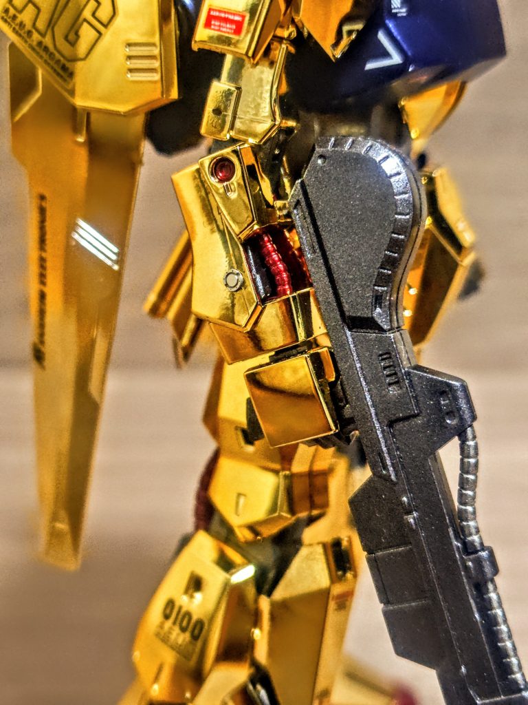 腕にもリベットのエッチングパーツを。この位置に丁度ゲート跡が来るので、意外と誤魔化すのには有効でした。そしてチラリとデカールが各部に見えますが、やはり貼ると余白がわずかに目立ちます。ここを許せるかどうか。確かに「百」だけでよかったかもしれません、その方が渋いかもです。