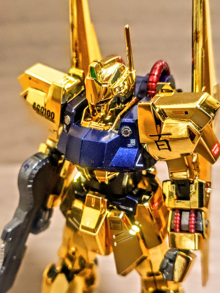 私の方は後付け設定のコテコテパチ物です（笑）。なんなら金属リベットのエッチングパーツを貼ってたり。何となく金ピカなので、シルバーを足したくて貼っちゃうというね、こういうのが好きなのは今も変わりませんね。とはいえメッキだから有りかなと貼ってますが、普段のガンプラだとちょっと浮いてしまうかもしれません。その辺りのセンスをみがきたいものです。