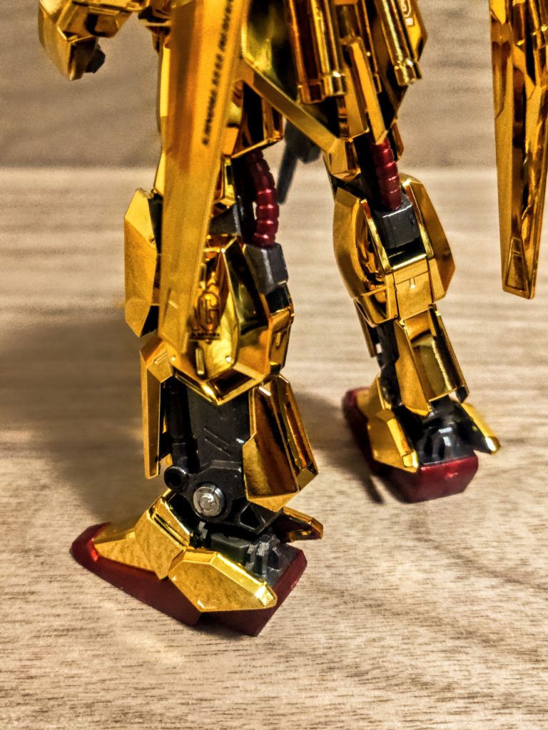 腰のビームサーベルは切っちゃいけない所を切ったので接着。「忌わしきよりによってそこ切るか私」事件ですね。ありましたありました（笑）、そんなことも。元からポージングしませんが、それでもビームサーベルを使えなくなりました（笑）。「まだだ、まだ終わらんよっ」流石に凹みましたが、まぁ失敗を繰り返し前進するもの。この時はとにかくキラキラ光ってるのが嬉しくて嬉しくて、ゲートなのか接続ジョイントの凹凸部なのかわからなかったんですね。まったくー。