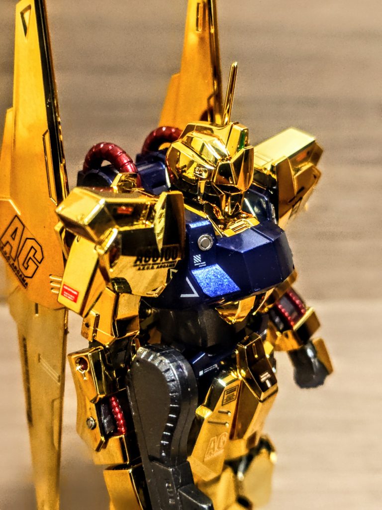 私は同じキットを気に入れば何度も作るタイプなんですが、やはり百式は良い。3個目辺りで、「これでもう堪能したっ」となるんですが、このキットはなかなか手に入らないのでこの初号機と、友人の2号機のみ。一度通常版も買おうかなと手に取りましたが、金ピカを見てしまうと、なかなか手が出ません。私には例えば重厚感のある金色を塗装で表現したり、シルバーを下地にキャンディしたりという技術がない。。。なので挑戦だ！！とならない私みたいなのには、この金ピカ版は誰が作っても格好良くなる約束されたキットなのでオススメ。