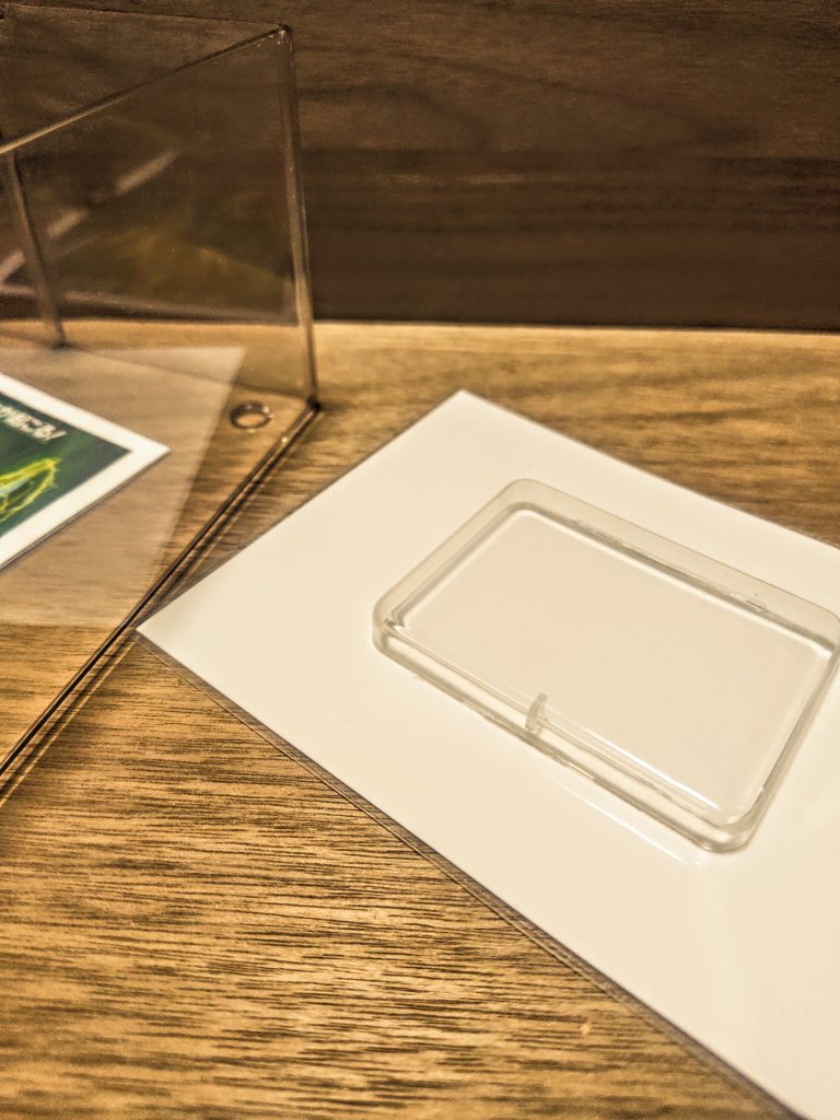 2枚目の背景に、適当なかさ上げパーツを貼り付けて、あっ、本当に何でもいいですよっ？。あれなら、ホッチキスの芯の入ってた紙のボックスとか、それこそ消しゴムのカバーとか、そういった四角いもので高さを加えたいだけです。見てみましょ。このように立体的に、、、