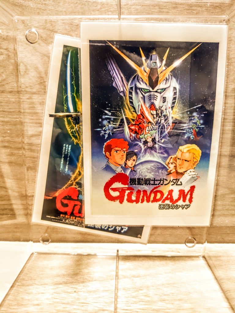 「ちょ（笑）、後ろのやつほぼ見えない」ま、まぁいいでしょう、まだあわてる時間じゃない。あくまで1番後ろの背景はエル字の接着面を隠すためですしね。(↑ ちょっとだけ瞬着こぼした（笑）)3枚くらい重ねて、「色んなポスターがあったんだなぁ」感を出すとかでオーケーです。あ、それだと1番後ろのやつは逆側に傾けてあげた方が良かったですね。(トランプのババ抜きするときのイメージ→わかりにくい（笑）)早速改善点です、次にいかしましょ。まぁ、今回はほんの少しだけ立体的にしてあげたらグッドという事で。