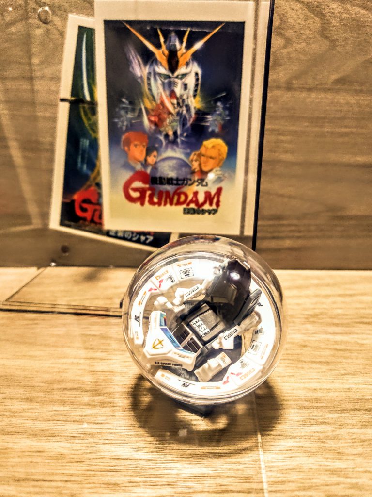 このくらいの角度にして固定しましょ。台座があるので、好きな角度で置けるんですよ。これ本当によく考えられてるな、素晴らしいガチャポンです。そういえば今はガチャポンじゃなくて、ガチャガチャって呼ぶんですよね。ってそれはいいですか、そうですか。それではνガンダムを入れて、と。