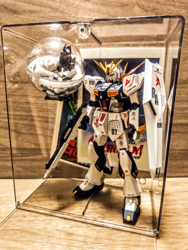 「背景ポスター何も見えへんやないか（笑）」大きいんですよね、νガンダム。いや、ケースが小さいのか。しかし背景なので、うーん、うーん、まぁ、まぁ良いでしょう（笑）。似たような構成でもう少し箱(ケース)の高さと奥行きで良いのがあればリベンジですね。百式用にもいるし、せっかく出してきたからそっちも飾らないとね。というわけでフタをしめて、と。