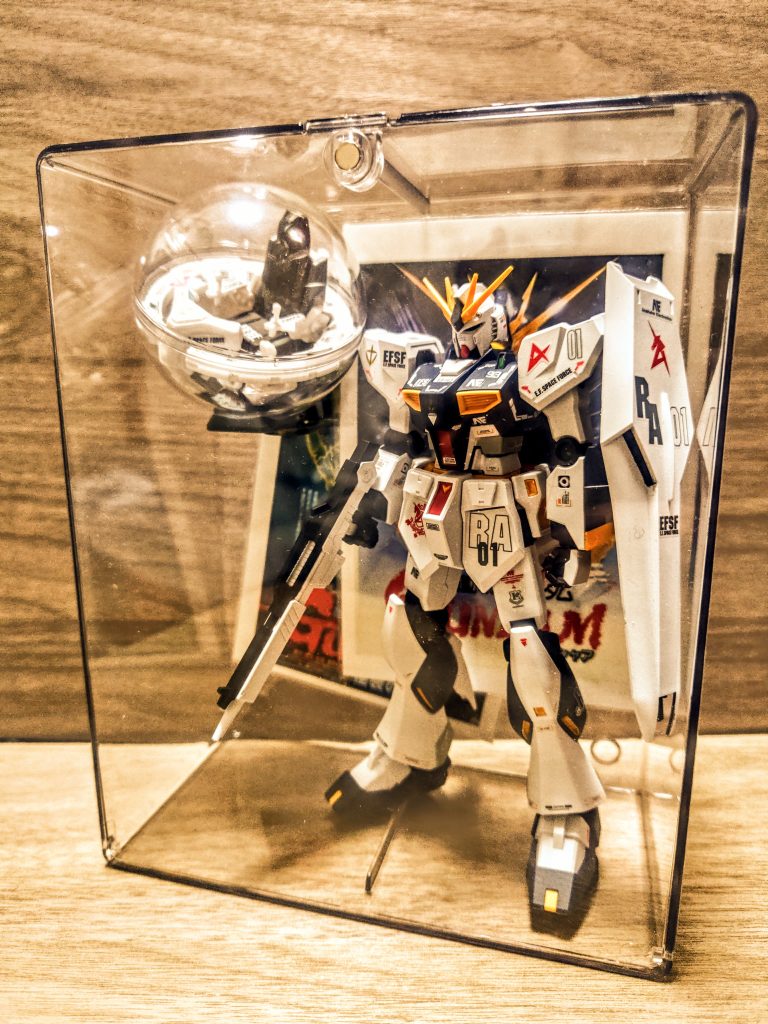 こうした時左のコクピット下のスペースにアムロの画像でも入れると面白かったですね。そこまでしてからアップすればよかった、しれっと今度足しておこう。はーい、お時間です。それでは今回はここまで。頭の中でイメージして、それに近いものが出来ました、が、しかし中に入れるキットの大きさとケースのサイズには皆も注意してくれよなっ（笑）。今回もありがとうございました、また次回お会いしましょう、ではでは。
