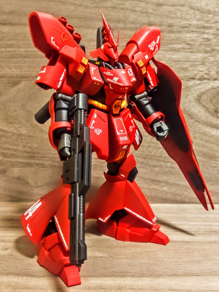 流行りにのって、色んなところに白のラインを入れてみました。これはあるといいけど赤が弱る気もします、個人的には無くてもいいか、んー、難しいところですね。そして前から見える足の付け根の黄色、小さなバーニア?でしょうか、そこだけ塗ったんです、筆塗りで黄色に。「子供の頃と全く同じ出来、成長していないままでした(笑)」筆塗り超苦手なのを忘れていました(泣)。なので、そこでくじけて背面の塗り分けは諦めてそのまま走りましたよ。。試さない、振り返らない、新しくやってみないっ。こんな事でいいんですかっ。「過ちを気にやむことはない、ただ認めて次の糧にすれば良い、それが大人の特権だ」まさにこれです、パチもん良いこと言う、もう一個、サザビー買いますか。