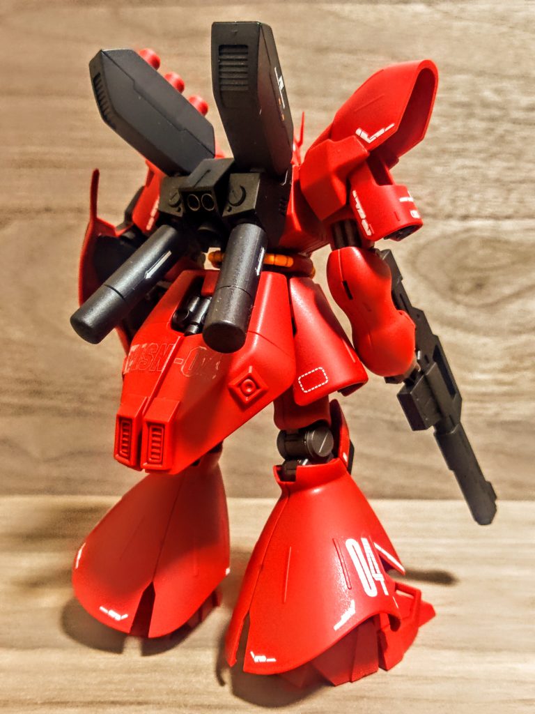 やはり塗り分けがしたかったですね、はい、これはリベンジ決定です。またいつか同じキットを買いましょう。その時は塗り分けして、もっとデカールを減らして。そしてタンクは伸ばして(笑)、全体的にはシンプルに組み上げたいですね。まぁサザビーって、ちょっとだけ高いんですけど。そこはやっぱり大きいですから、その分高いのかな。とはいえ格好いいのでオーケーです。何よりこれで1/100だとどれだけデカいんだ(笑)、今でももう置けないのに。