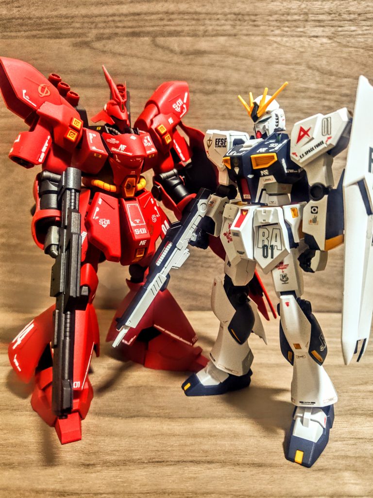 非常にいいキットでした。カプセルコクピットの赤も出たんで、次はこの子をとりあえずケースに入れたいものの、サザビーは大きすぎてダイソーさんの200円ケースには入らないんですよ(泣)。そういえばそのカプセルコクピット。白もまた出ちゃいました、白と赤でまた何か面白くやれそうですね。(結局3個買ったんだ(笑))百式用にシルバーとかが出たら面白いなと思ったんですが、白が来ちゃいました(笑)。とはいえ白ならガンダム系で何でも合いそうですし、緑ならリガズィを作ればとたくらんで。まぁ、とりあえず何色が出ても良いあたり販売元さんうまいですね。あとは本当ファンネルを背負ったνガンダムと、このサザビーを並べて飾るケースの件ですか。500円の方のケースかな、これまた大きいケースになるので、色々背景も楽しめそうです。