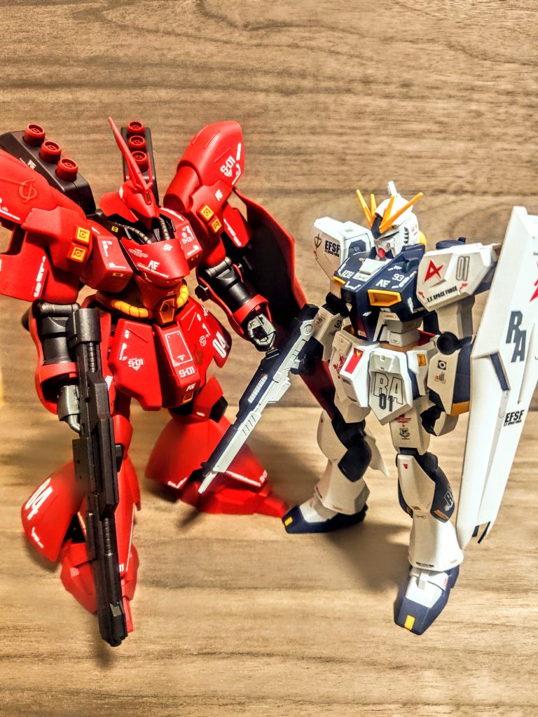 さぁさぁさぁ、というわけでやっと並べられますね。あぁ、素晴らしい。たまりませんね、これがやりたくて買って作ったようなもの。こうしてみるとサザビー無茶苦茶カッケーなおい。νガンダムも素晴らしいんですが、真っ赤なモデルが強過ぎて、やっぱ良い、サザビー素晴らしいわ(笑)。しかしだからこそリベンジ決定につき、もっとアッサリ仕様でやり直し。そうなるとこのνガンダムも、もっとアッサリ版で作り直さないといけませんかね。とまぁ、こうして同じキットを何度も買っていくんです(笑)。でもサザビーはまだ結構普通に買えますから、比較的安心。νガンダムはエントリーグレードのは絶対ファンネル出たら売り切れるでしょ(笑)、早めにもう一個買っておかないといけませんね。