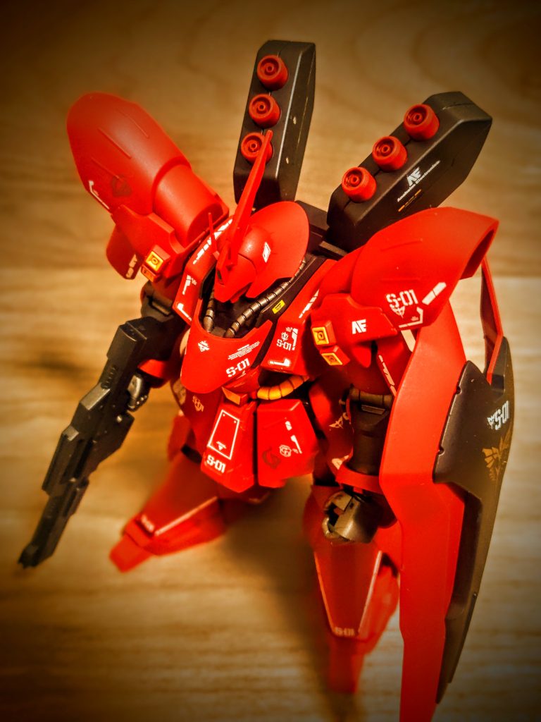 私のパワー不足でした、もっと美しく組立てなければいけません。リベンジしましょ、逆襲にかけます、逆襲のシャアです(笑)。とか何とか言いつつ今回はここまで。私はフロンタルが好きなんでシナンジュをいつかと思ってましたが、サザビー、凄く良かった、やはり元祖は強かった。こんなに格好良かったとは思いませんでした。色分けもいいですし、ボリューミーなサイズ、スタイルも満足度高し。オススメです。それではまた次回お会いしましょう、ではまた。