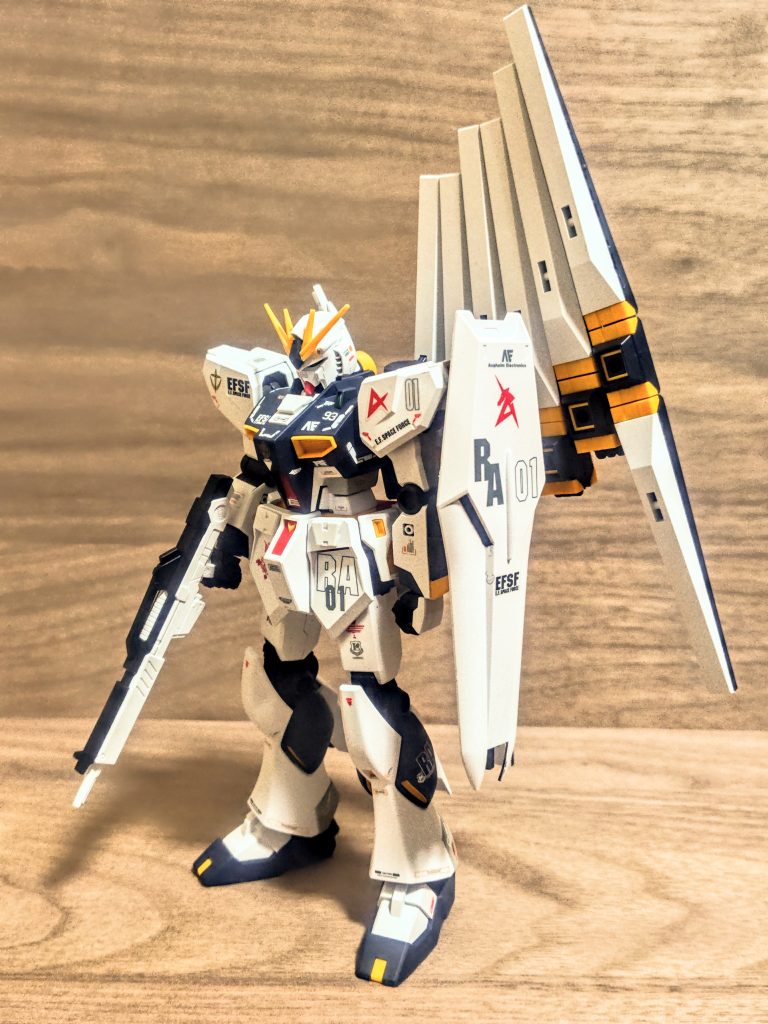 あるとないとでこんなに違う、やっと私のνガンダムがHGUCっぽい見た目に（笑）。エントリーグレードベースの場合、何なら本体より高いという鬼の価格設定のオプションパーツも、今は嬉しさが勝ってしまったので許します。とはいえファンネル6つ組み立てるのは、軟弱エントリーグレーダーの私としてはなかなか大変でした。その証拠にバズーカはまだ組み立ててません。弾の塗り分け大変そうだし。