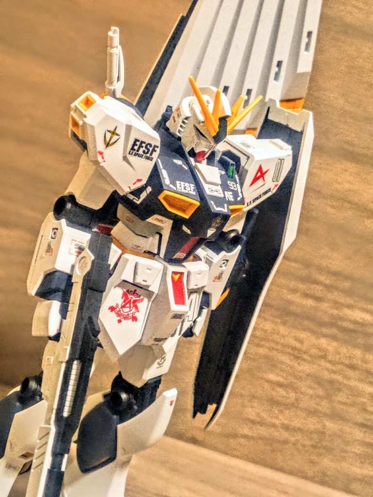 このままで充分ですね。色分けが良くて嬉しい限り。艶消し吹いただけでこの通りです。これならワンポイントに何か色を一つでも足せばもうOKでしょう。とりあえず3つ買ったので、また試さなければいけませんね。左右に付ける案もありますが、さてどうしたものか。世間はνガンダムのフィーバー、ホビージャパン含め特集、特集、特集です。PGも来ますしね。もちろん私には組立てられないのでスルー、あと予算もない（泣）。それで言うとメタルロボット魂版はなかなか危なかったですが、何とか我慢（笑）。