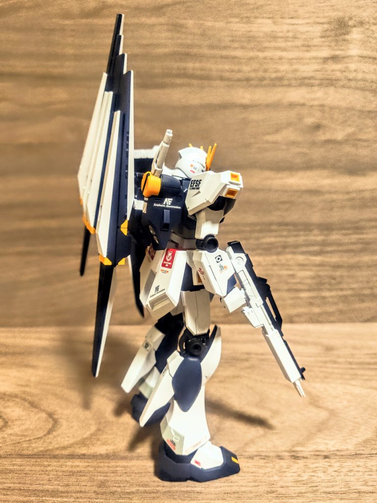 ギリギリ立ちますね（笑）、ツンっでコケます。何なら関節のヘタリも考えると保持出来るのはいいとこ半年でしょうか。これはファンネルそのものも、そして接続部、なんなら足の股関節も接着して、固定モデルとしてケースに入れるべきかな。ポージングしないなら、それ一択ですね。美しいスタイリングがヘタって傾くのはあまりに悲しいので（泣）。